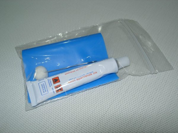 KIT RIPARAZIONE LINER COLLA E TOPPE LINER AZZURRO